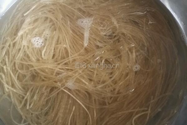 芹菜肉丝炒粉条的做法图解1