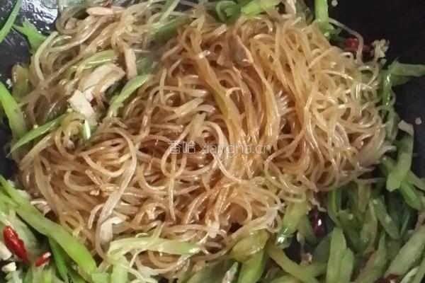 芹菜肉丝炒粉条的做法图解5