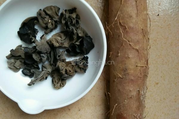 木耳炒淮山的做法图解1