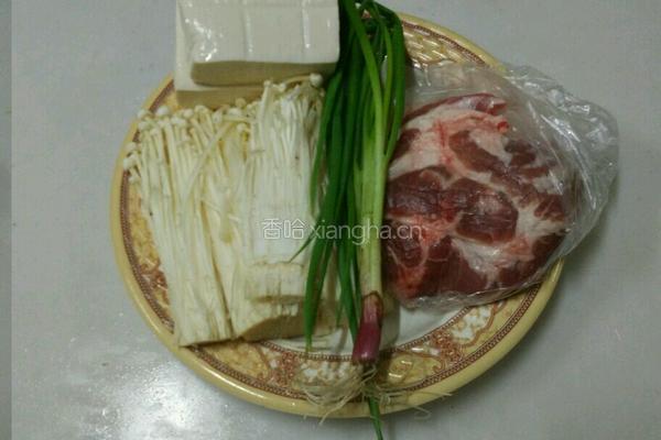 金针菇瘦肉豆腐汤的做法图解1
