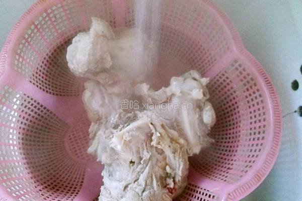 白萝卜炖大骨头的做法图解4