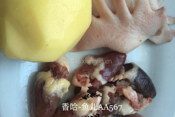 鸡心炖土豆的做法图解1