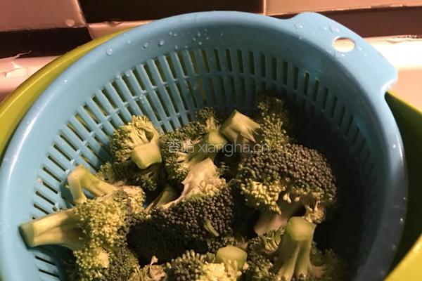 西蓝花黄骨鱼汤的做法图解4