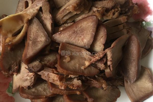 猪舌炒木耳的做法图解2