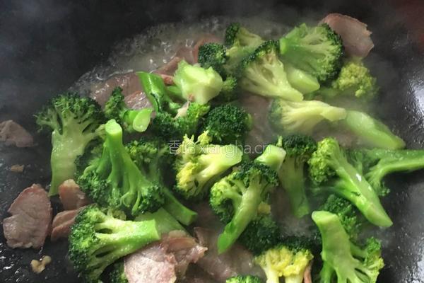 腊肉炒西兰花的做法图解4