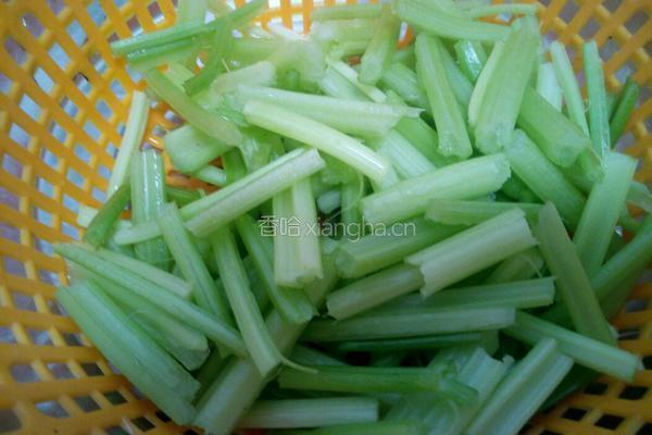 芹菜炒肉丝的做法图解2