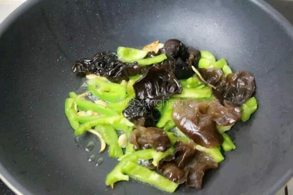 西葫芦鸡蛋黑木耳的做法图解5
