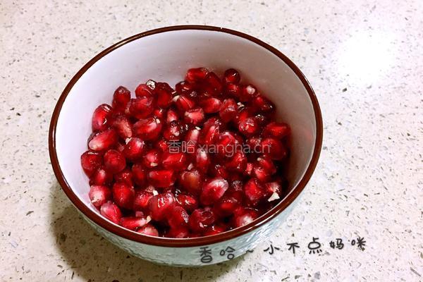 现榨石榴汁的做法图解1