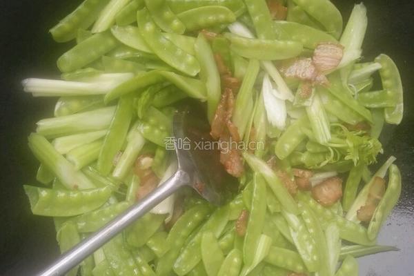 西芹荷兰豆炒腊肉的做法图解4