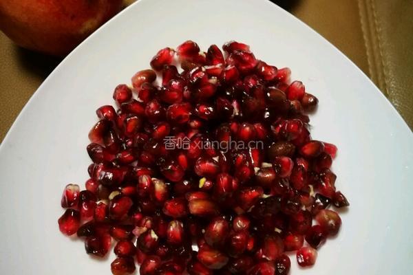 鲜榨石榴汁的做法图解3