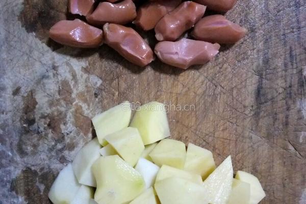 孜然土豆炒脆皮肠的做法图解2