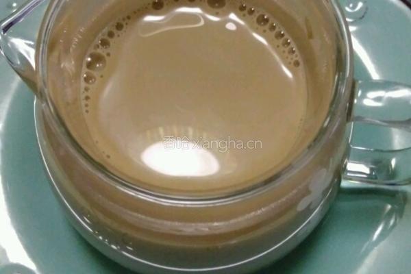 口感爽滑且香醇浓厚的港式奶茶的做法图解5