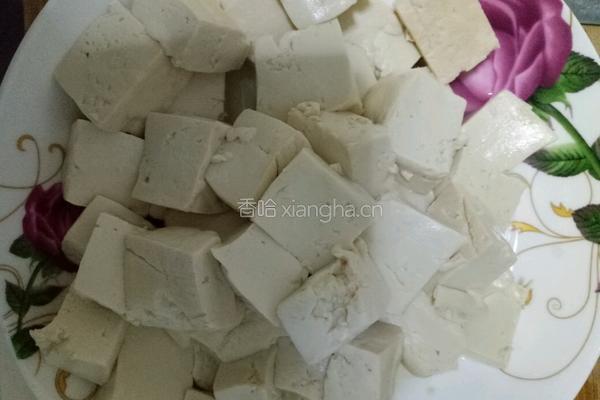 豆腐炒青椒的做法图解1