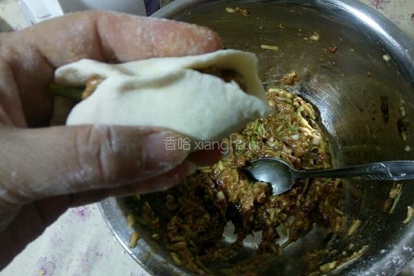 猪肉西葫芦锅贴的做法图解12