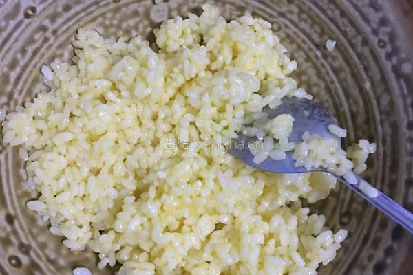 黄金蛋炒饭的做法图解2