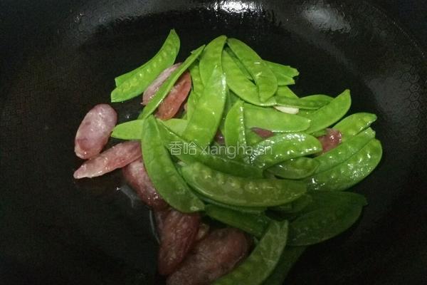 荷兰豆炒腊肠的做法图解5