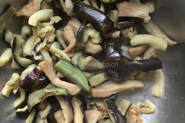 茄丝拌面的做法图解3