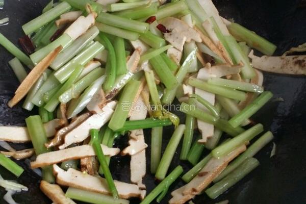 芹菜炒豆干的做法图解4