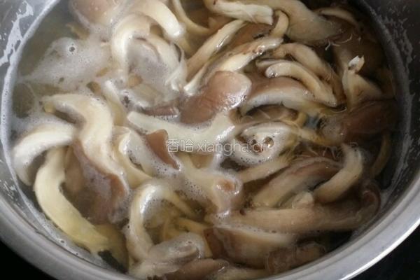 蘑菇炒青菜的做法图解1