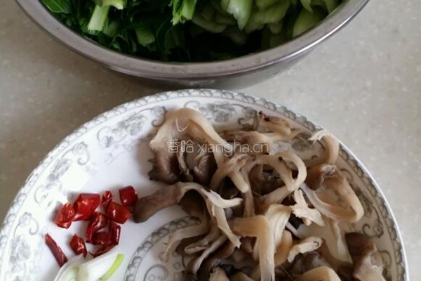 蘑菇炒青菜的做法图解2
