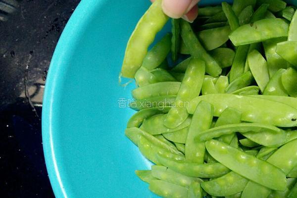 荷兰豆炒腊肠的做法图解2