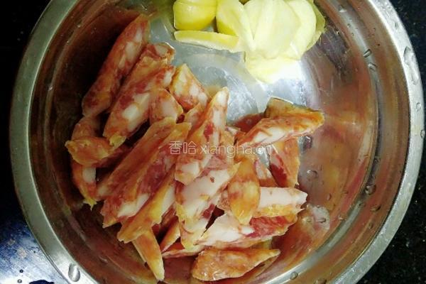 荷兰豆炒腊肠的做法图解3