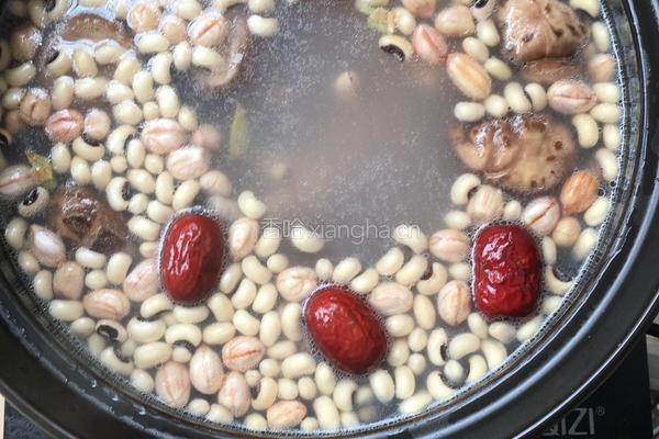 花生眉豆鸡脚汤的做法图解7