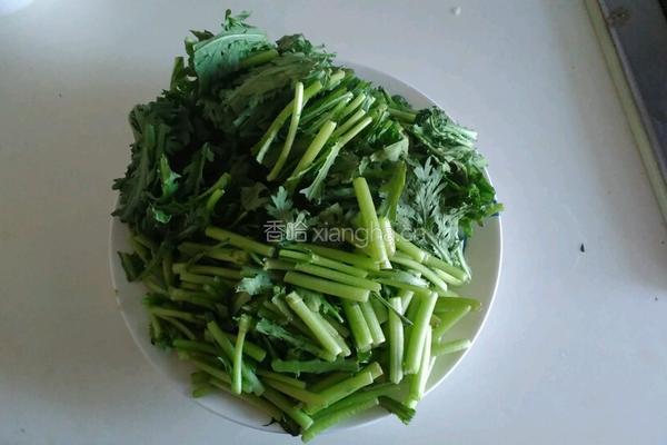 蒜蓉炒茼蒿的做法图解1