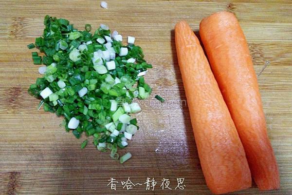 胡萝卜馅梅花饺的做法图解2