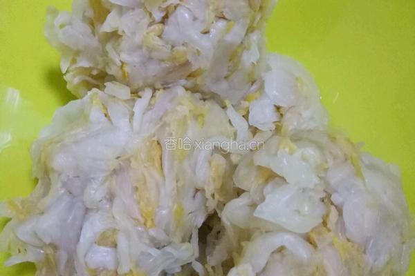 酸菜炒肉的做法图解1