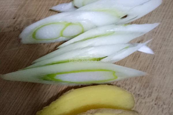 酸菜炒肉的做法图解2
