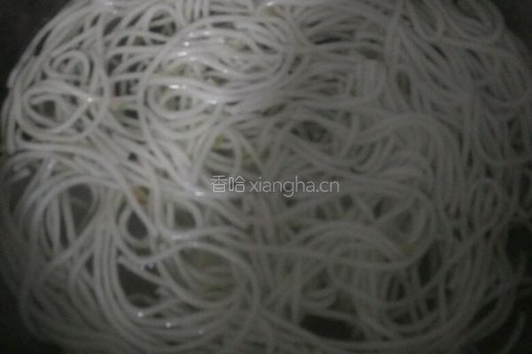 黄豆芽炒粉的做法图解3