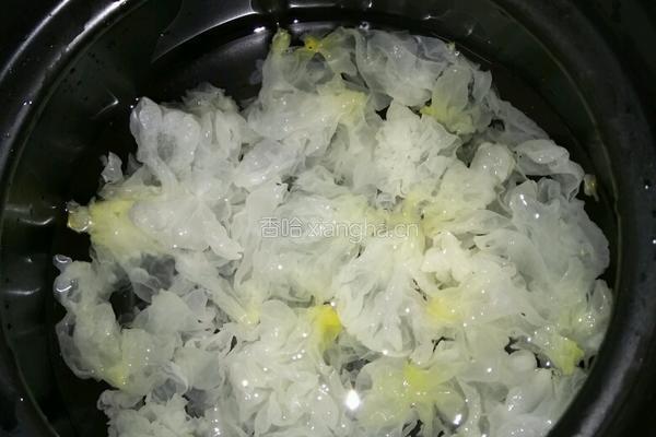 银耳 红枣 桂圆羹的做法图解1