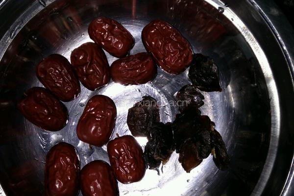 银耳 红枣 桂圆羹的做法图解2