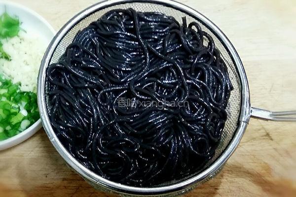 凉拌蕨根粉的做法图解6