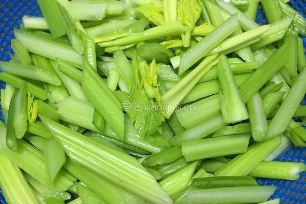 芹菜炒肉片的做法图解1