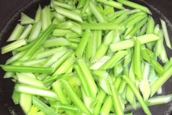 芹菜炒肉片的做法图解3