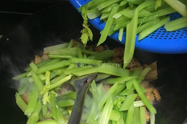 芹菜炒肉片的做法图解7