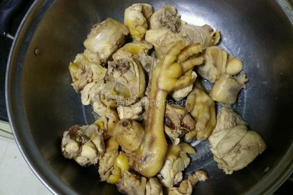 土豆炒鸡肉的做法图解1