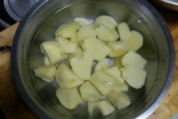 土豆炒鸡肉的做法图解2