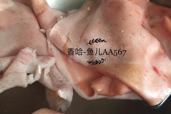 肉皮冻的做法图解1
