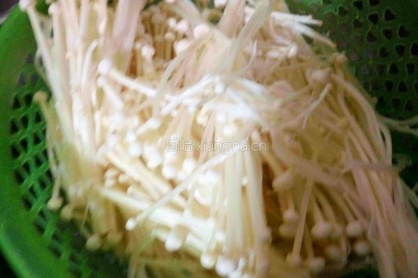 金针菇炒油豆腐的做法图解1