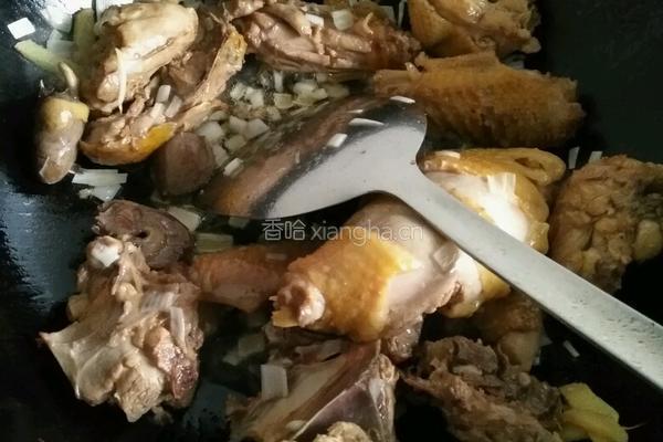 东北菜小鸡炖蘑菇粉条的做法图解3