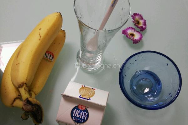 香蕉牛奶饮的做法图解1