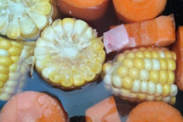 玉米排骨汤的做法图解1