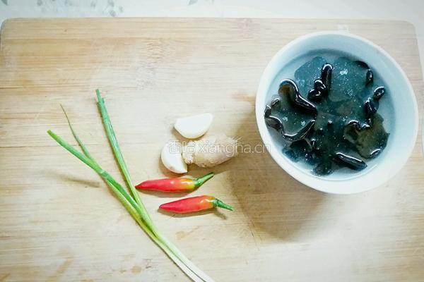 酸辣黑木耳的做法图解1