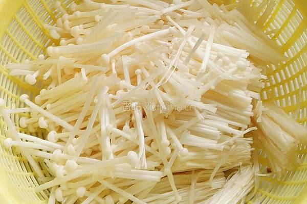 沙爹金菇豚肉片的做法图解2