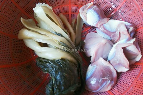鸭胗炒酸菜的做法图解1
