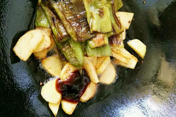 油闷尖椒土豆的做法图解8