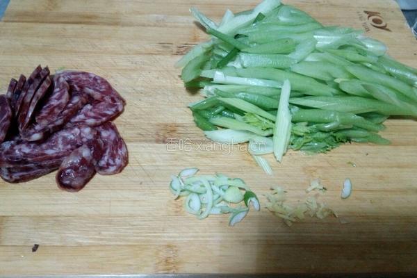 腊肠炒芹菜的做法图解1